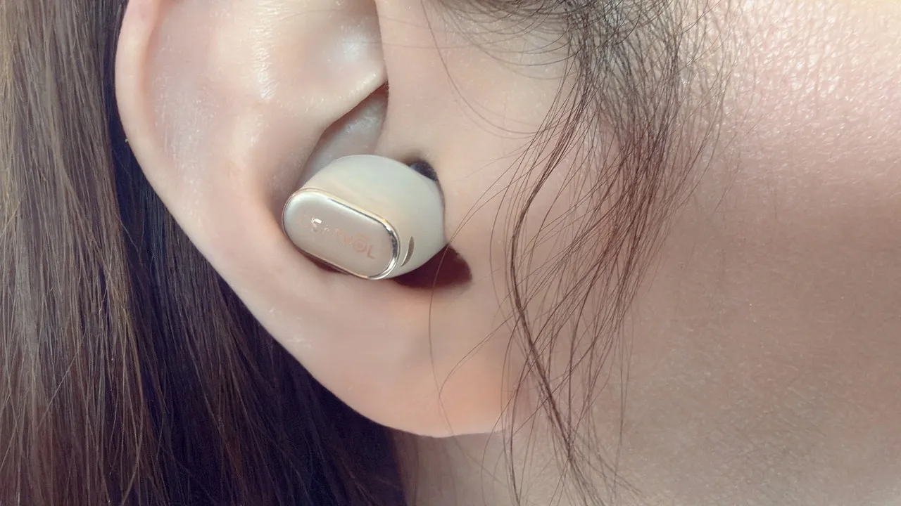 女性の右耳に装着されたCearvol Wave