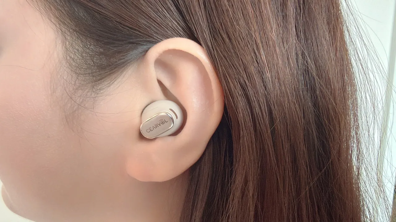 女性の左耳にCearvol Waveを装着した
