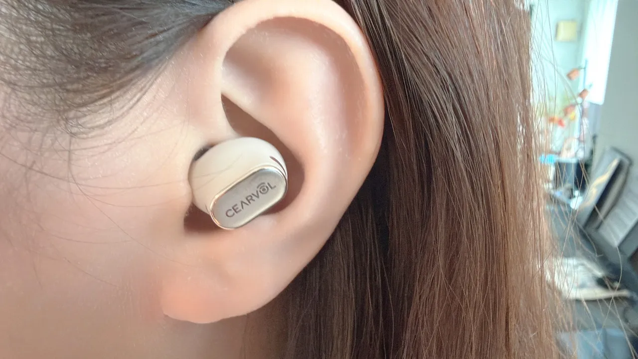 女性が左耳にCearvol Waveを装着している