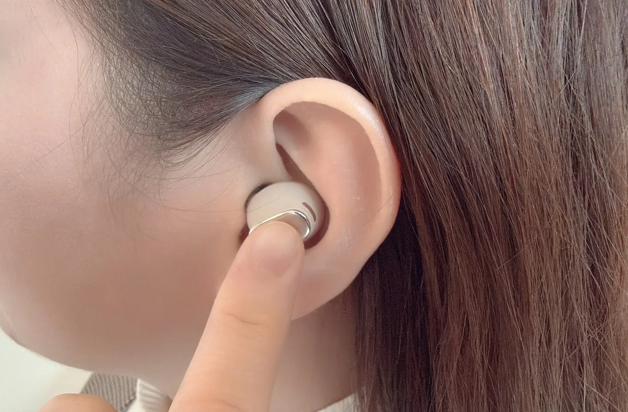 女性がCearvol Waveをタッチ操作している