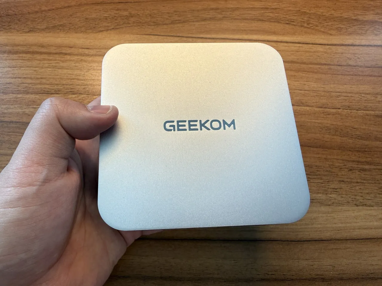 GEEKOM A5 Pro 2026 Editionを手で掴んでいる