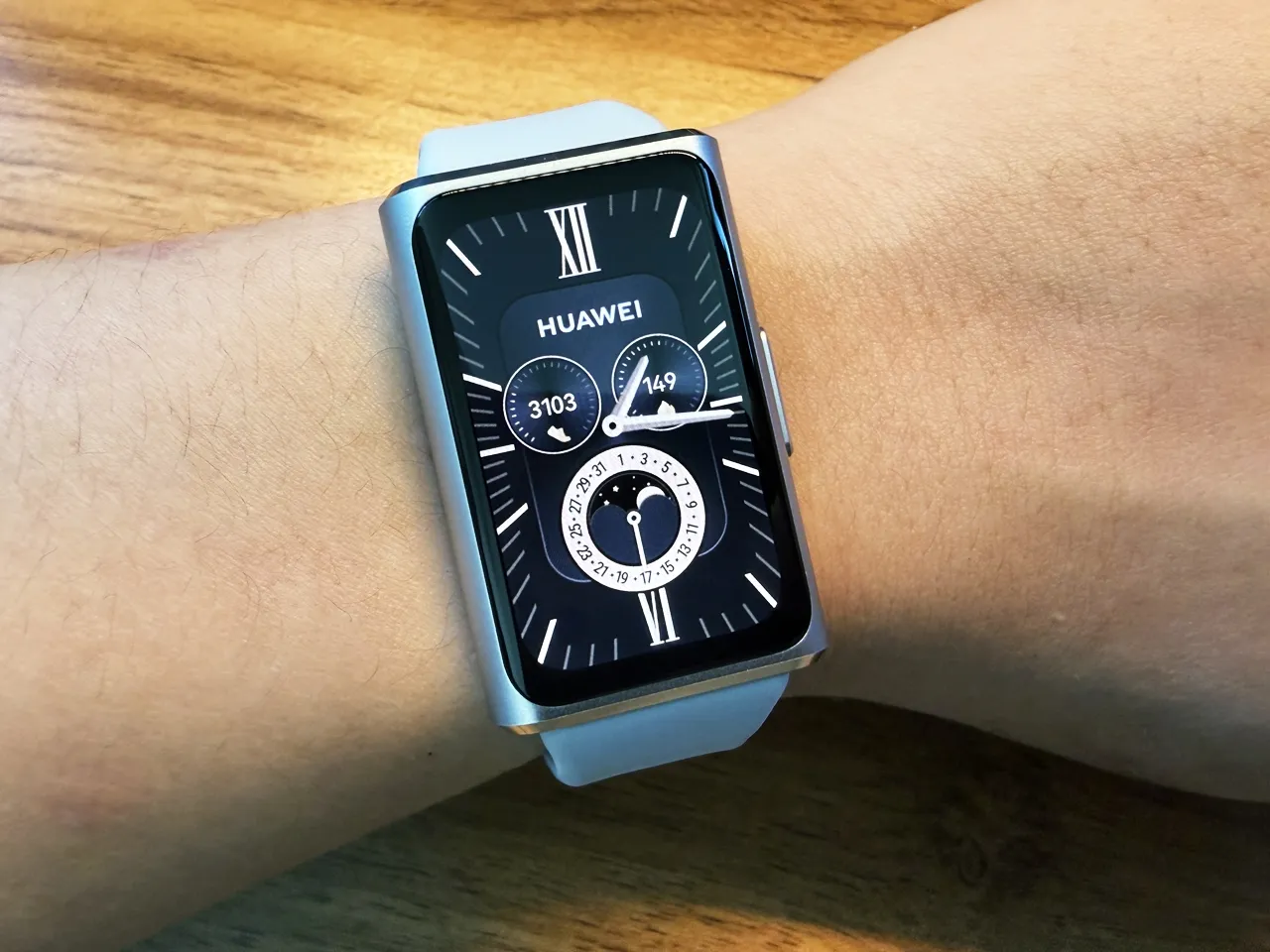 HUAWEI Band 11 Proを左腕に装着している