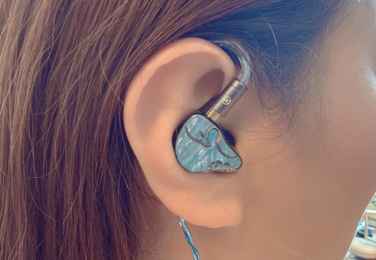 Juzear x Z Reviews Defiant 鳴神を装着している女性