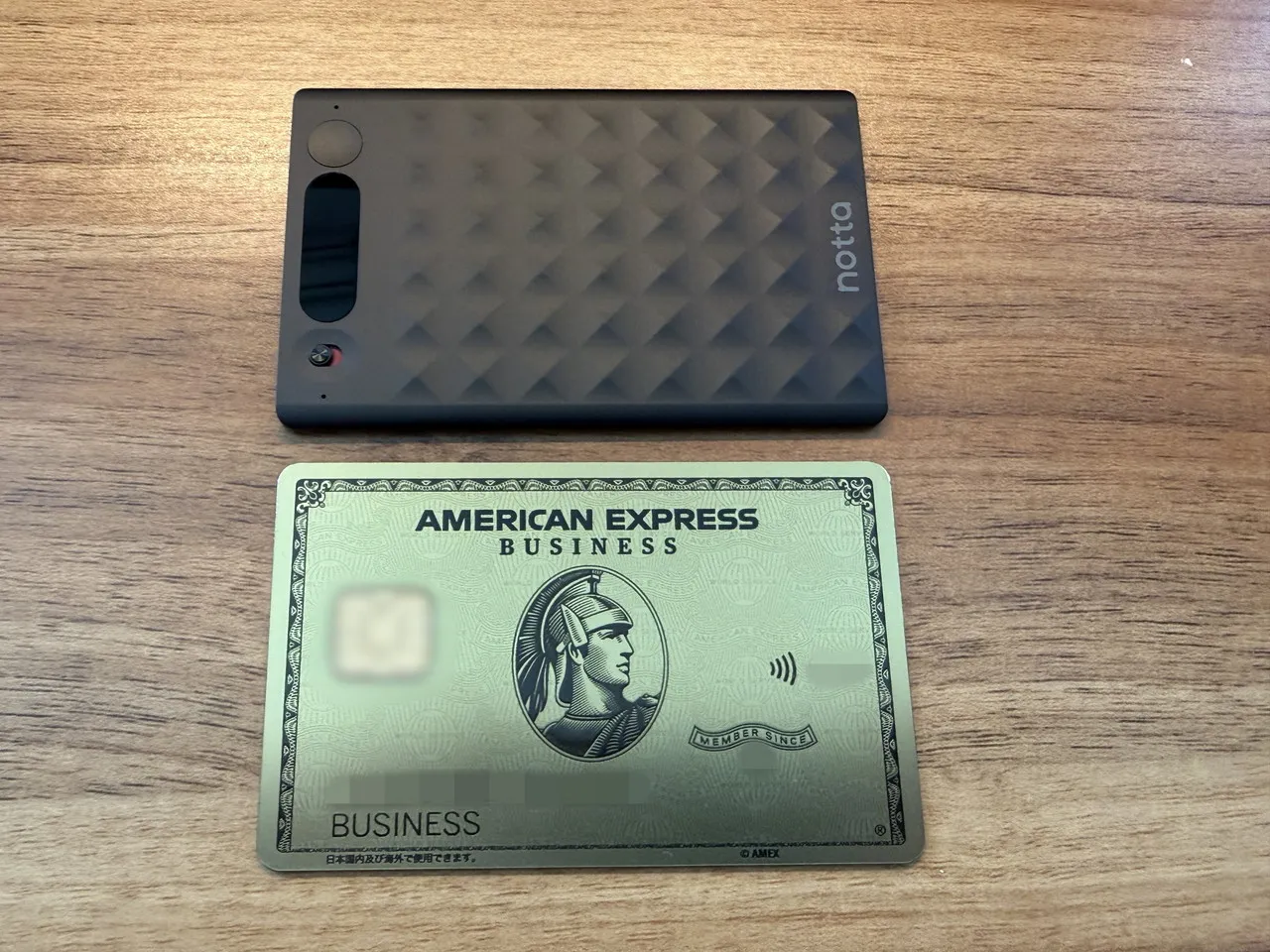 Notta Memoとクレジットカードを並べている