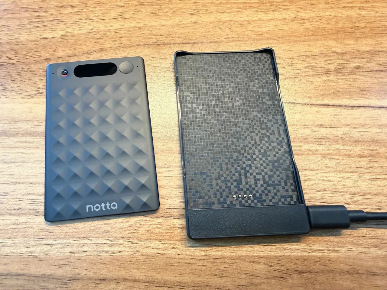 Notta MemoのケースにType-Cケーブルをつないでいる