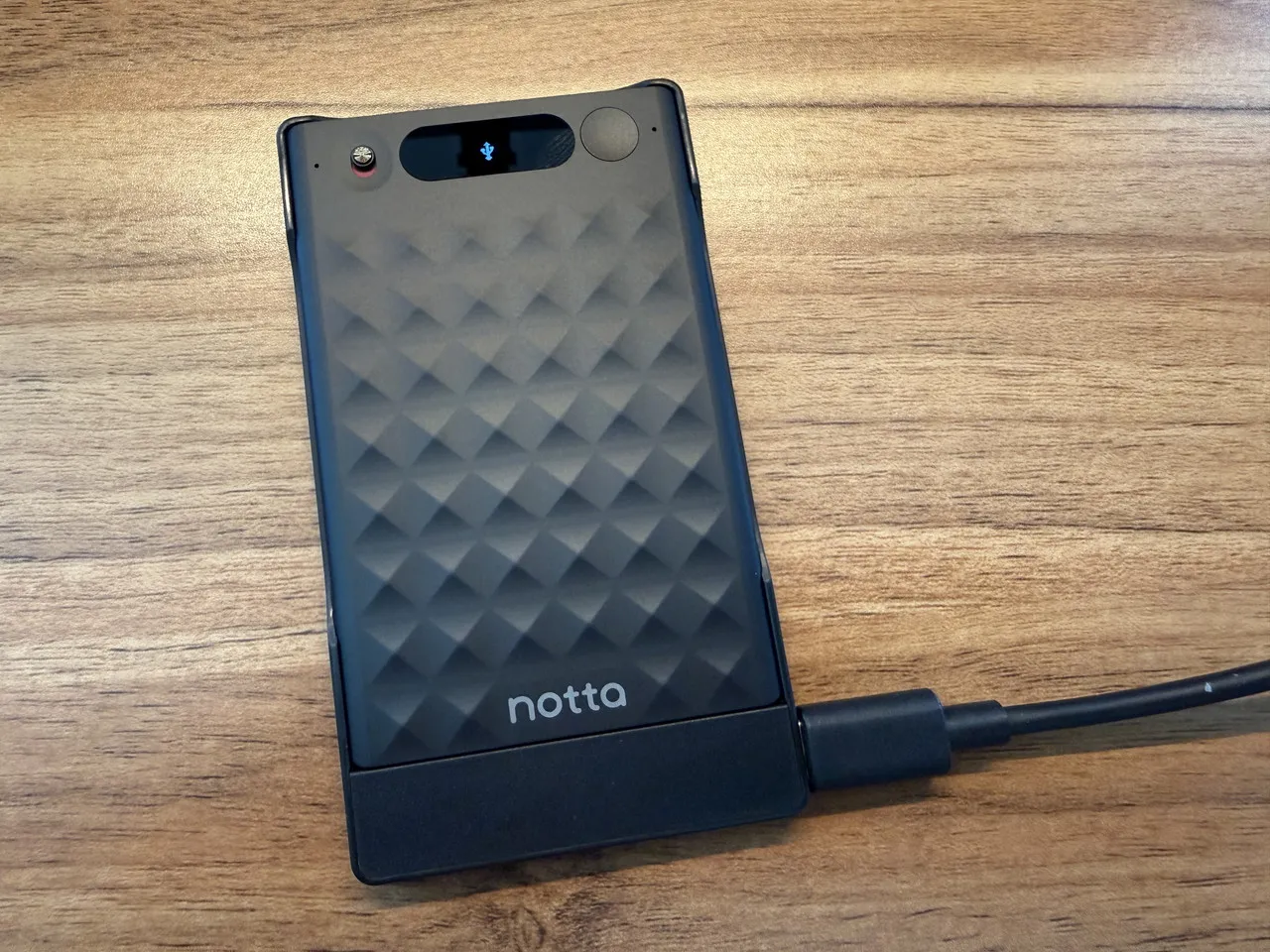 Type-C対応マグネット式ケースにNotta Memoが装着されている