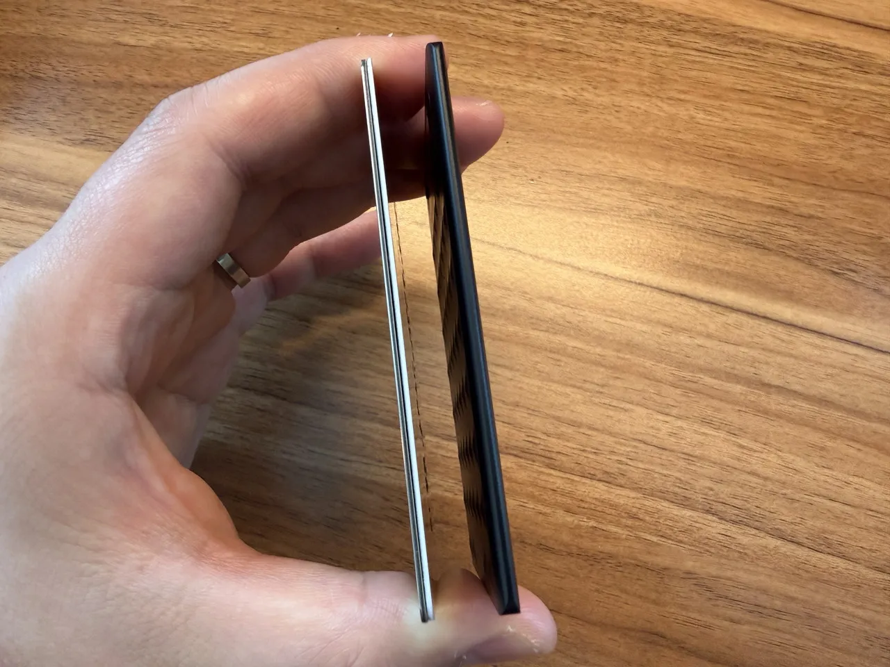 Notta Memoとクレジットカード2枚の厚みを比べている