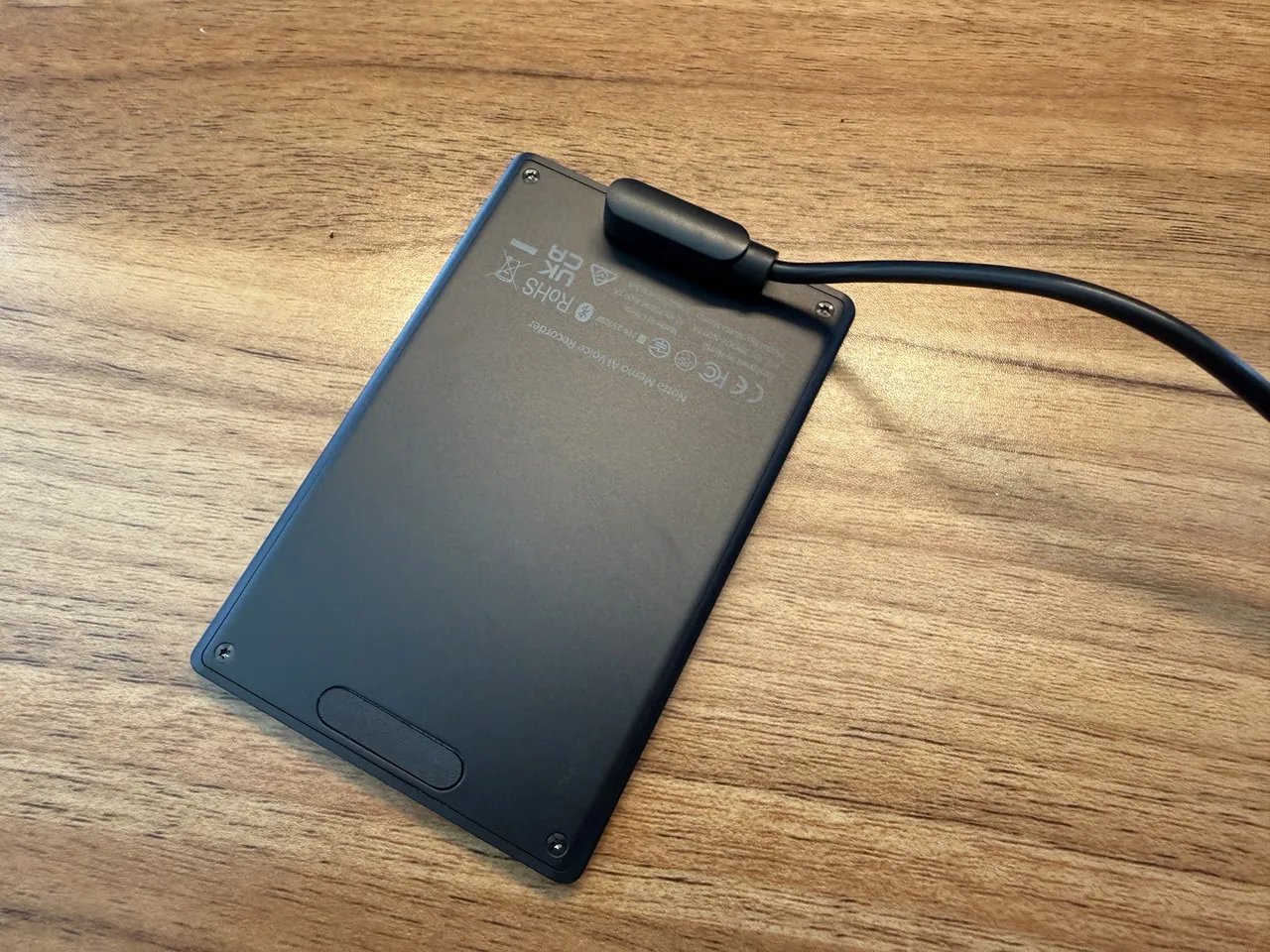 独自ケーブルでNotta Memoを充電している
