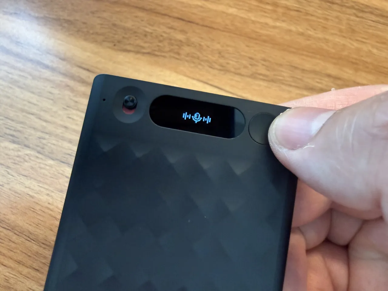 電源/録音ボタンを長押ししている