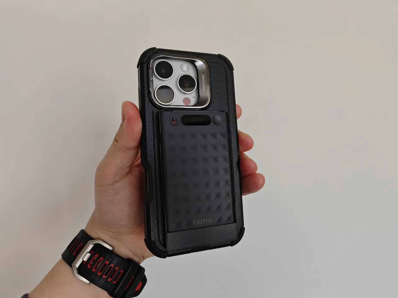 MagSafe対応スマホケース越しにNotta Memoを取り付けた