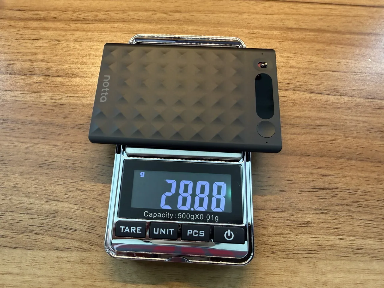 Notta Memoの重量を計量している