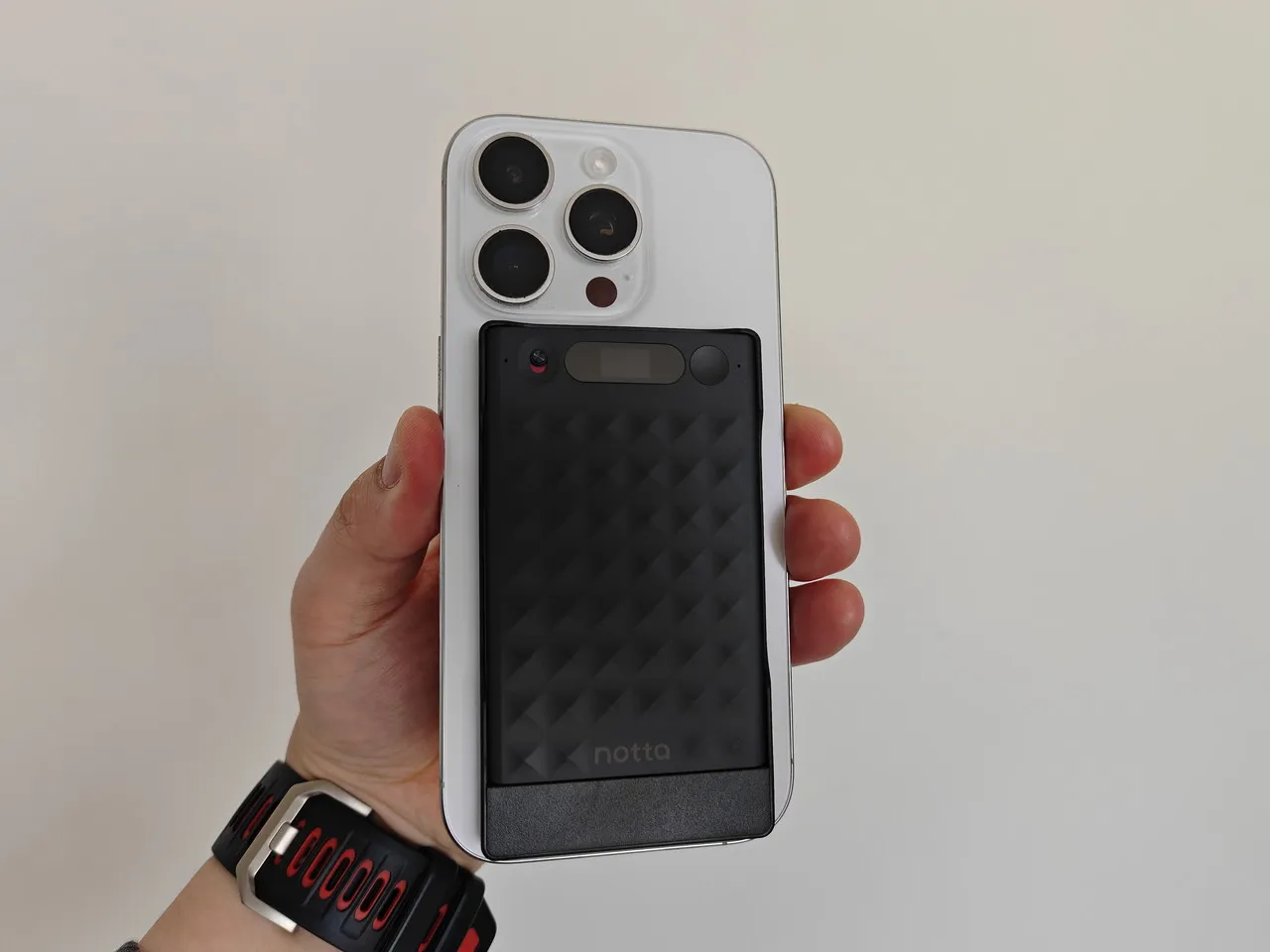 Notta Memo Type-C版をiPhone背面に貼り付けている