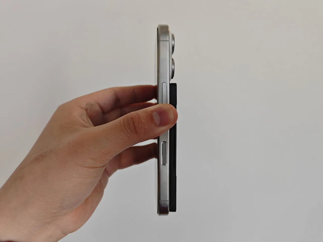 Notta Memo Type-C版をiPhone背面に貼り付けている(真横アングル)