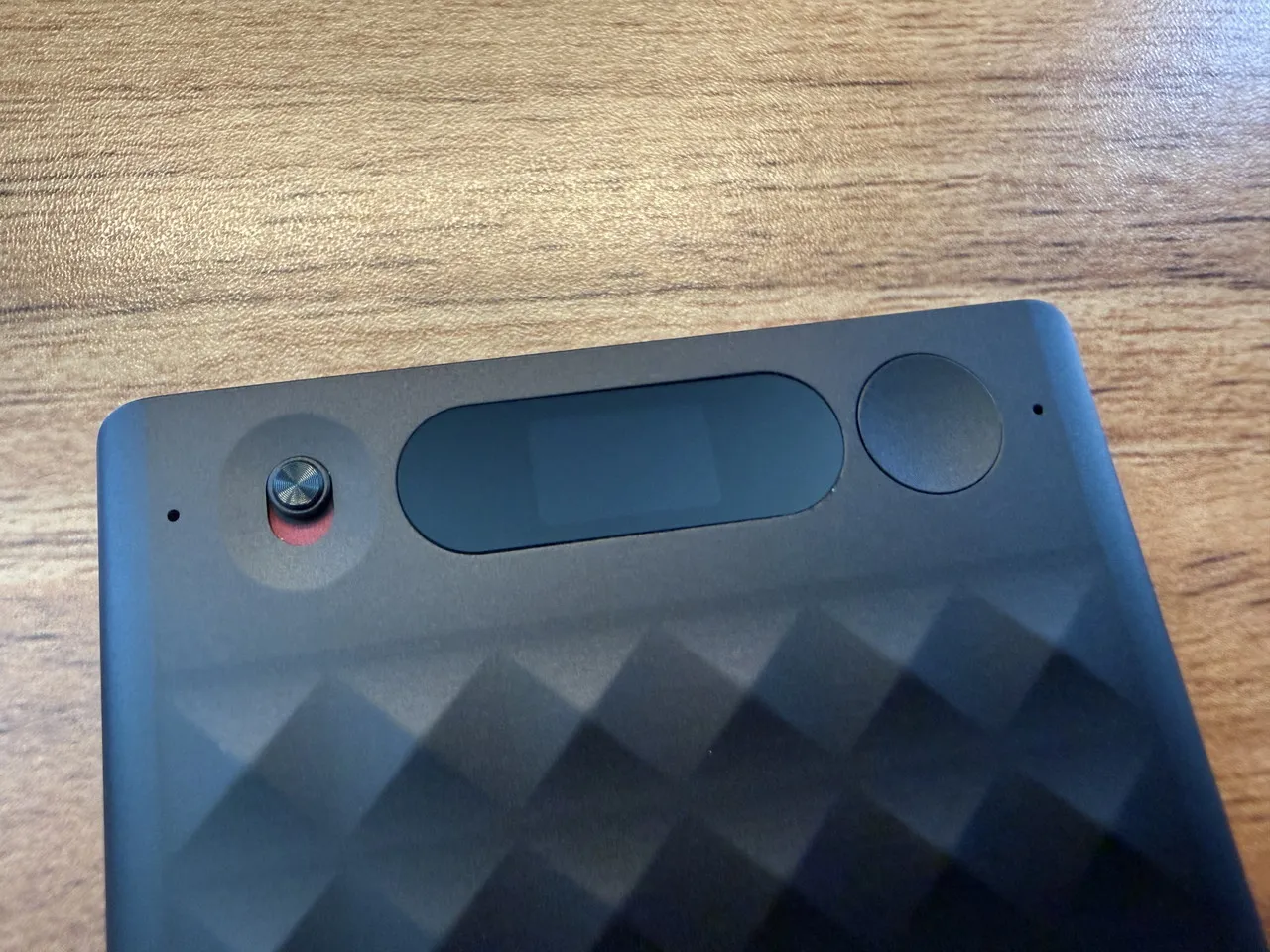 画像左から録音モード切替スイッチ、状態表示スクリーン、電源/録音ボタン