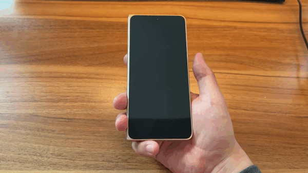 OPPO Find N6で指紋認証する様子