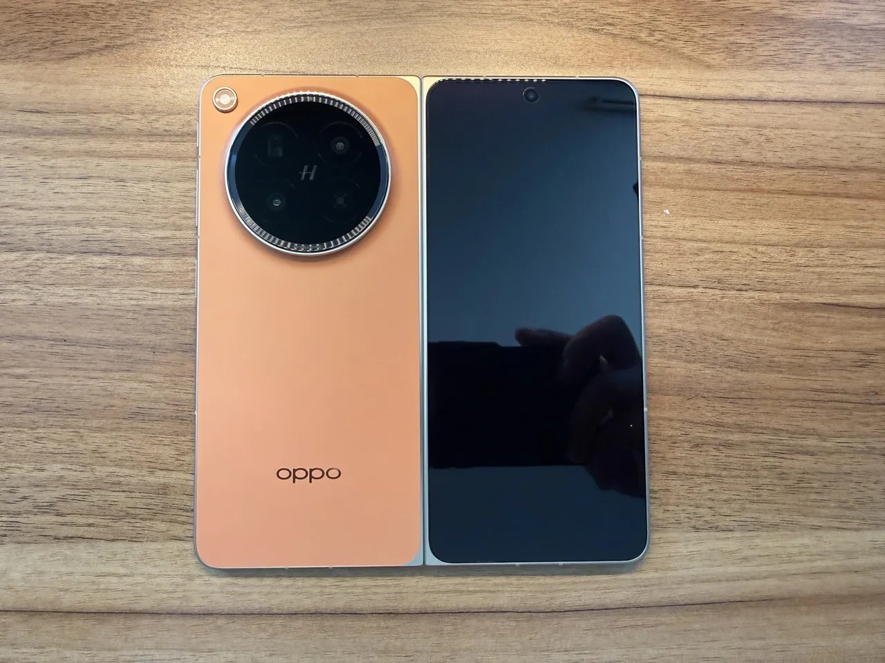 OPPO Find N6の背面