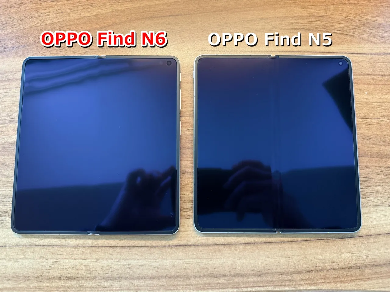 『OPPO Find N6』と『OPPO Find N5』を並べている(前面)