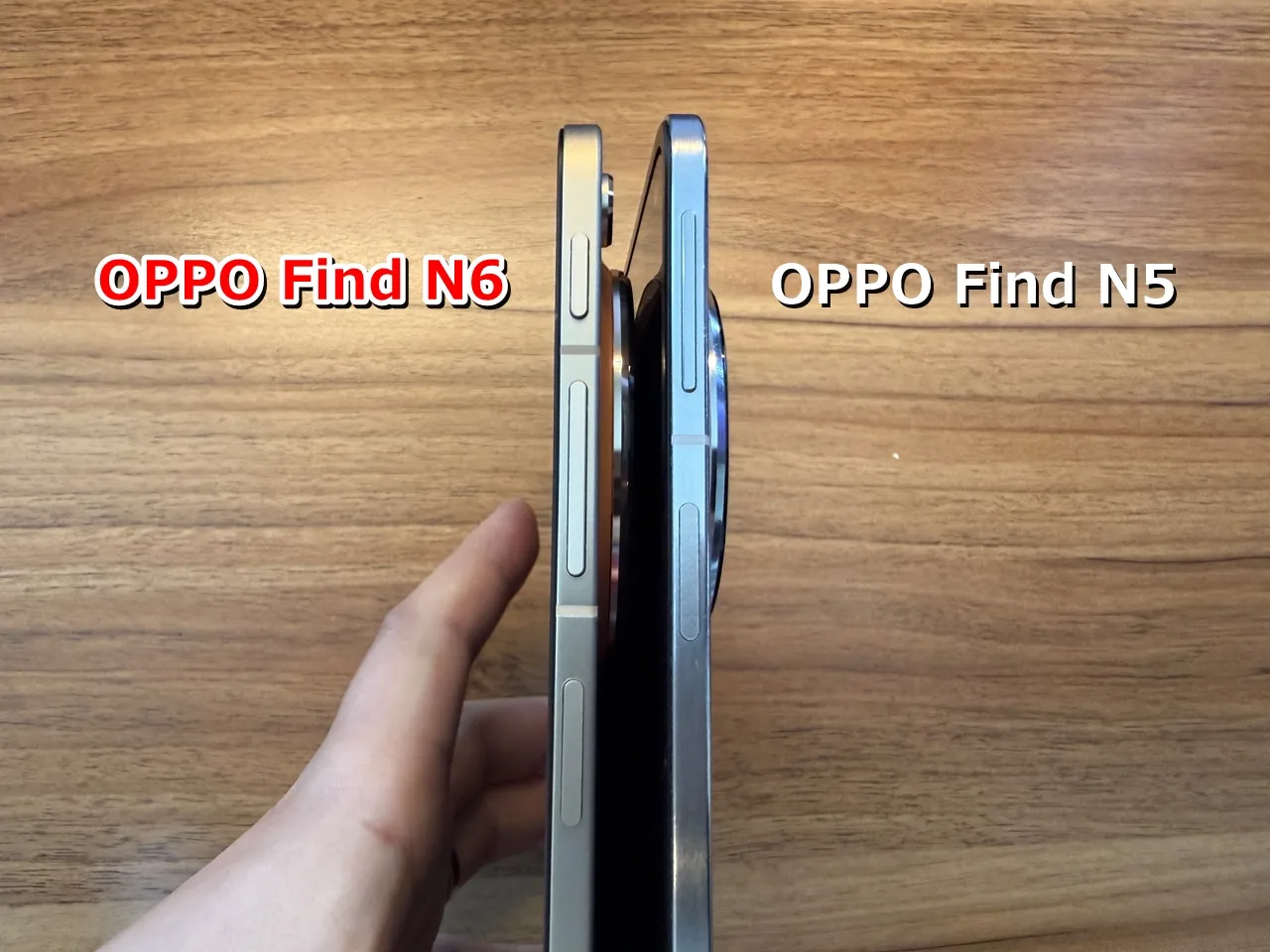 『OPPO Find N6』と『OPPO Find N5』の厚み比較(展開時)