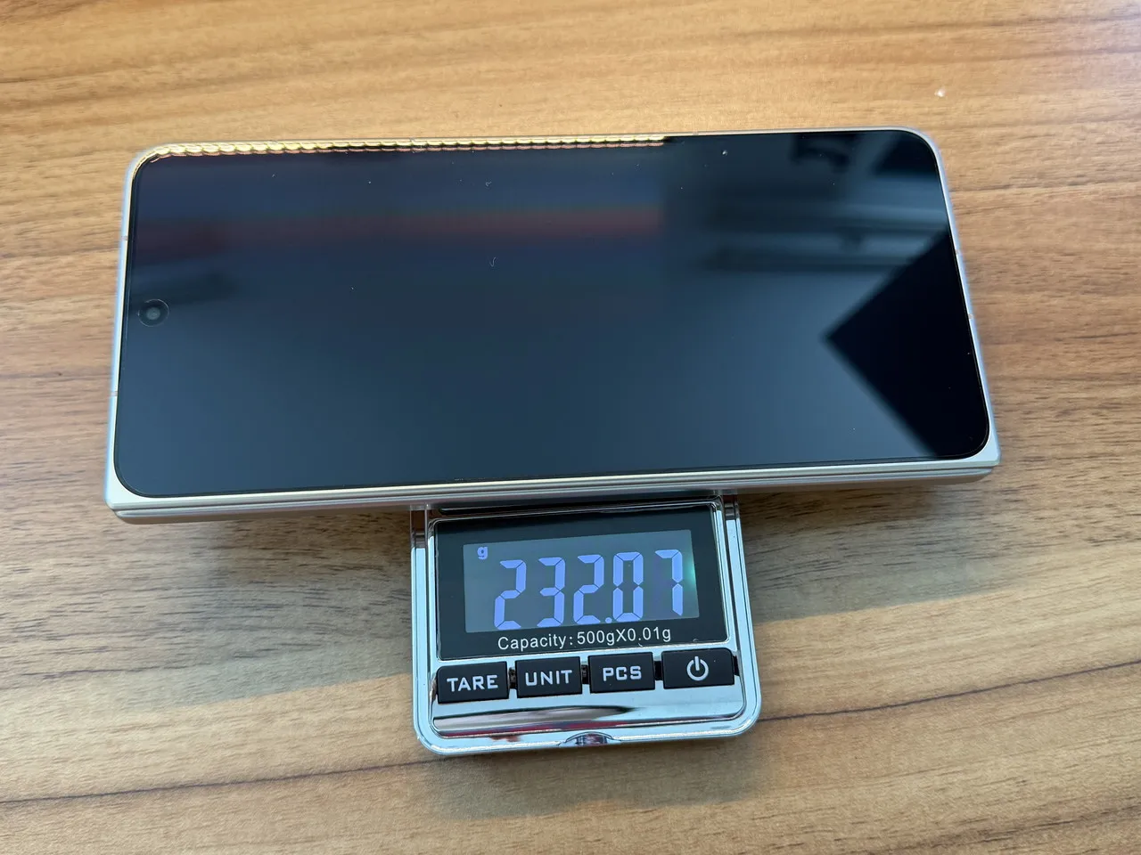 OPPO Find N6を計量している