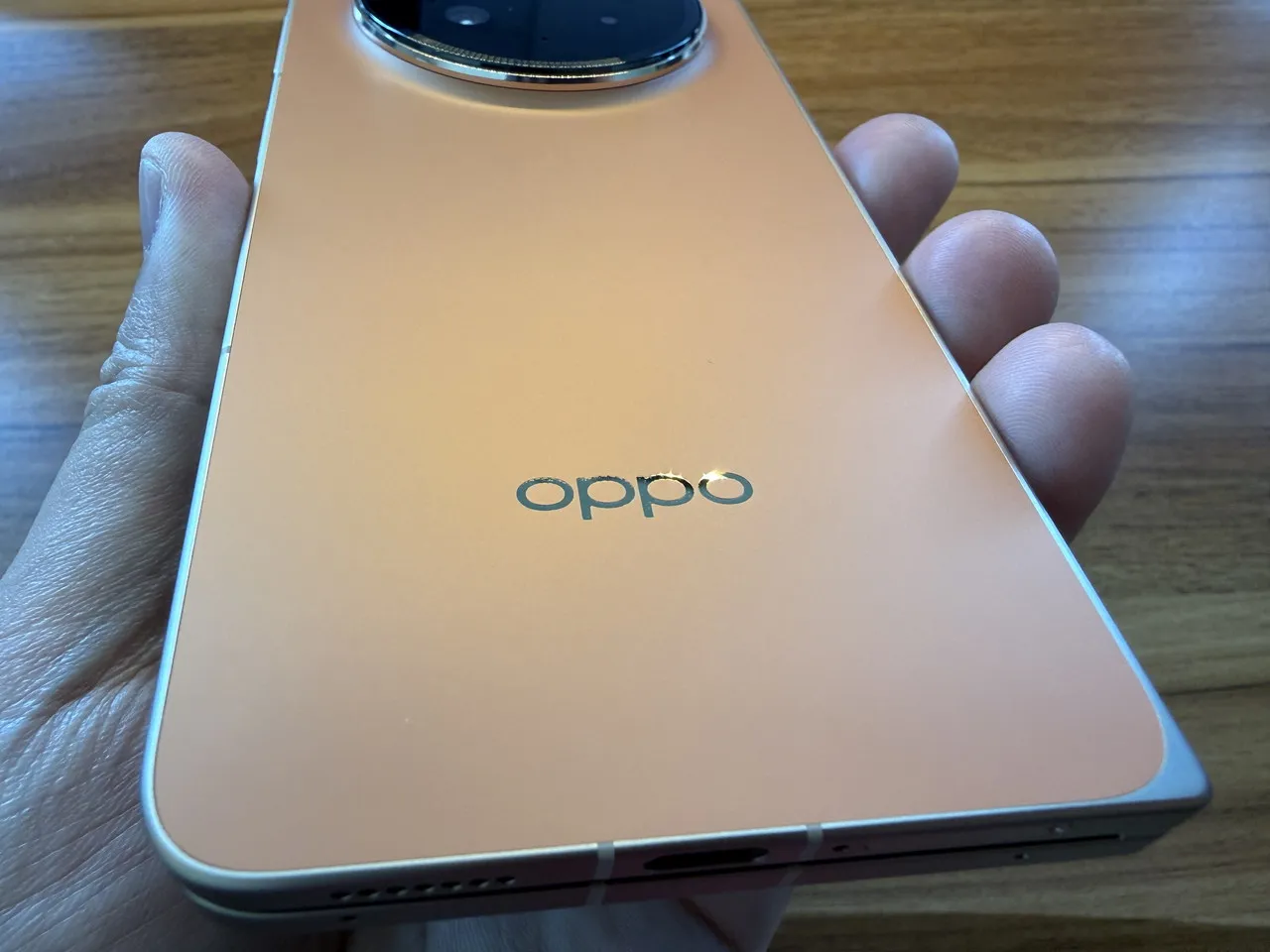 OPPO Find N6の背面光沢