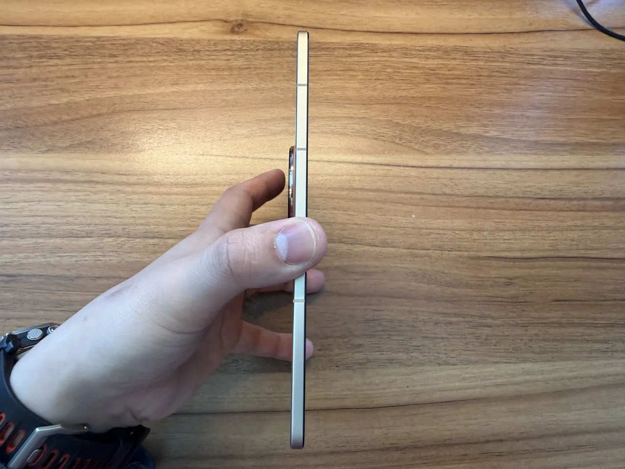 展開状態のOPPO Find N6を手に持っている(側面アングル)