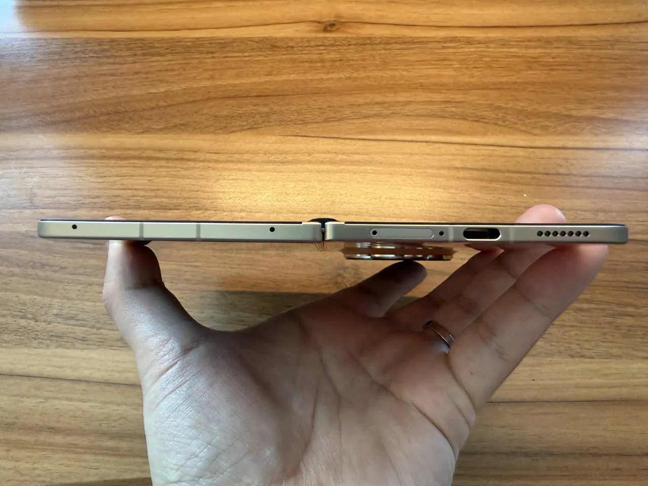 展開状態のOPPO Find N6を手に持っている(下部アングル)