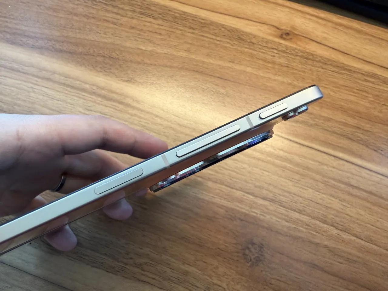 OPPO Find N6の右側面インターフェース