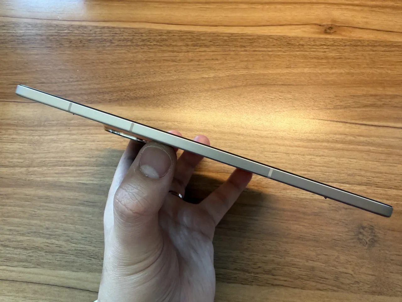 OPPO Find N6の左側面インターフェース