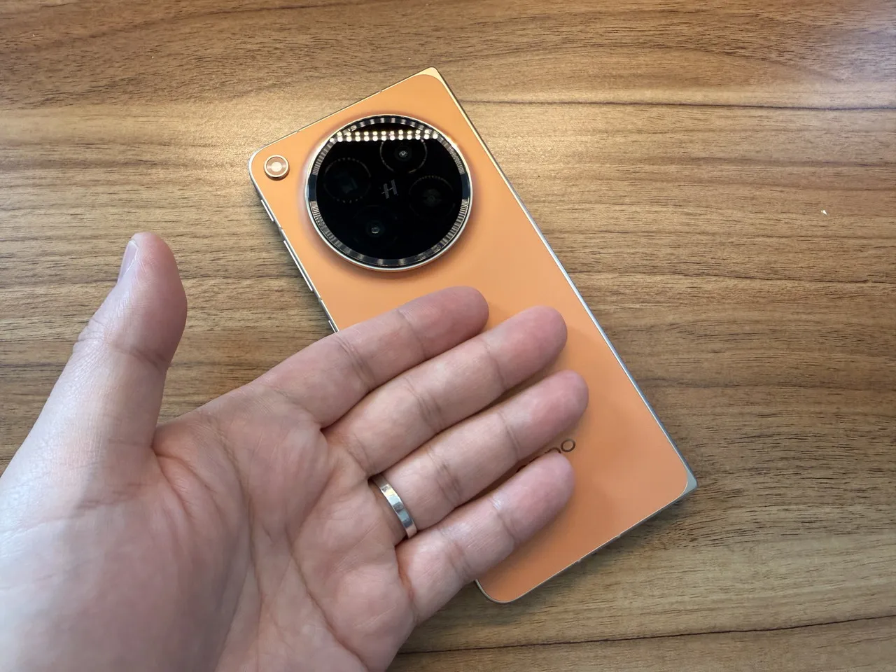 OPPO Find N6の背面に手を当てて熱を確認している