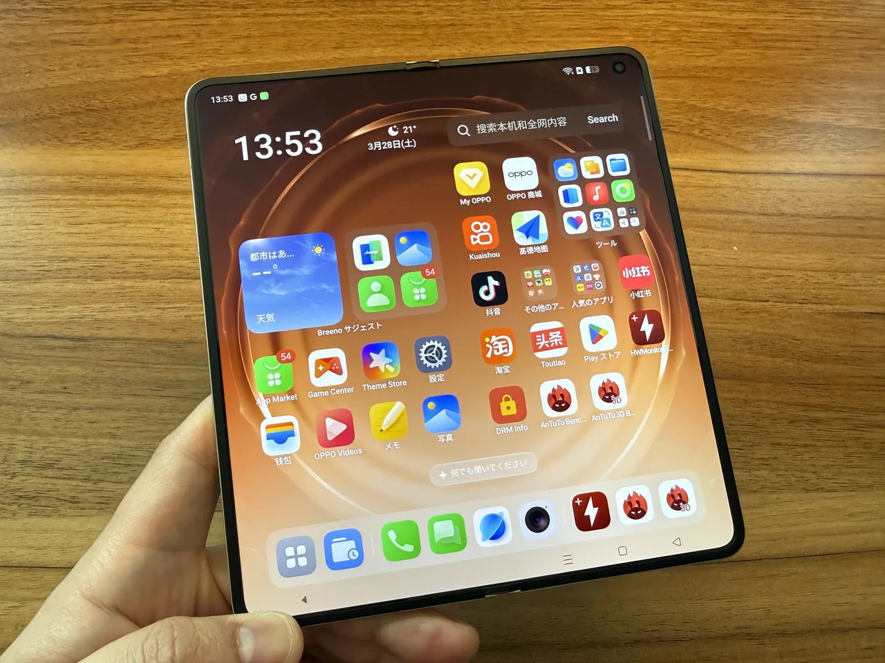 展開状態のOPPO Find N6を手に持っている