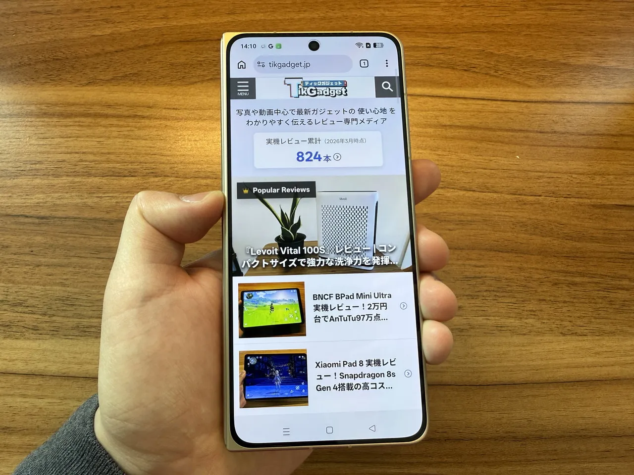 セカンダリディスプレイ(外側)に映像が表示されている