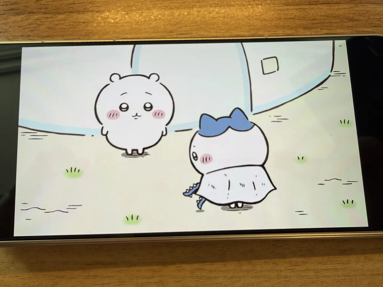 OPPO Find N6でアニメ動画を視聴している