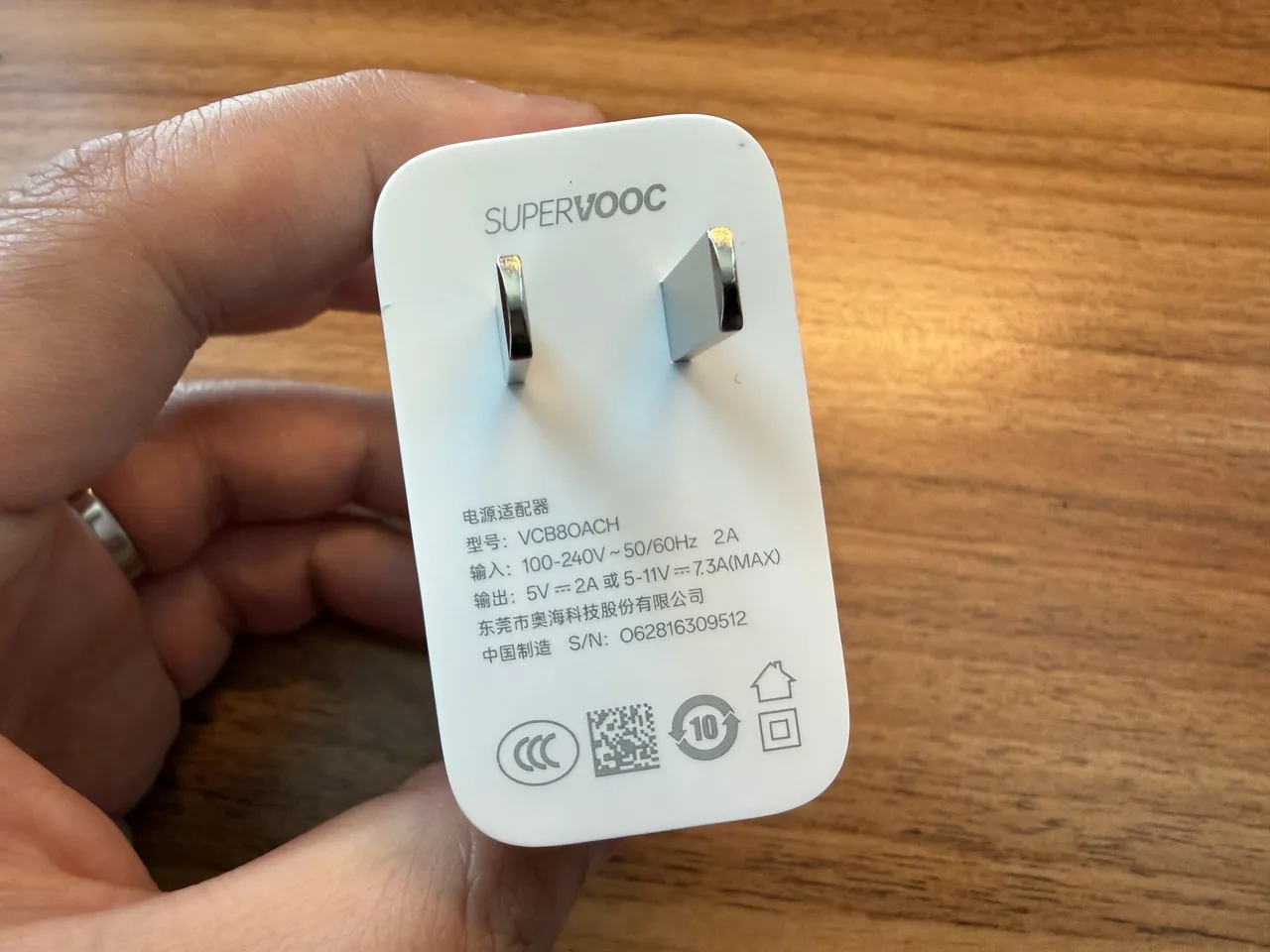 80W SUPERVOOC対応の充電アダプタ