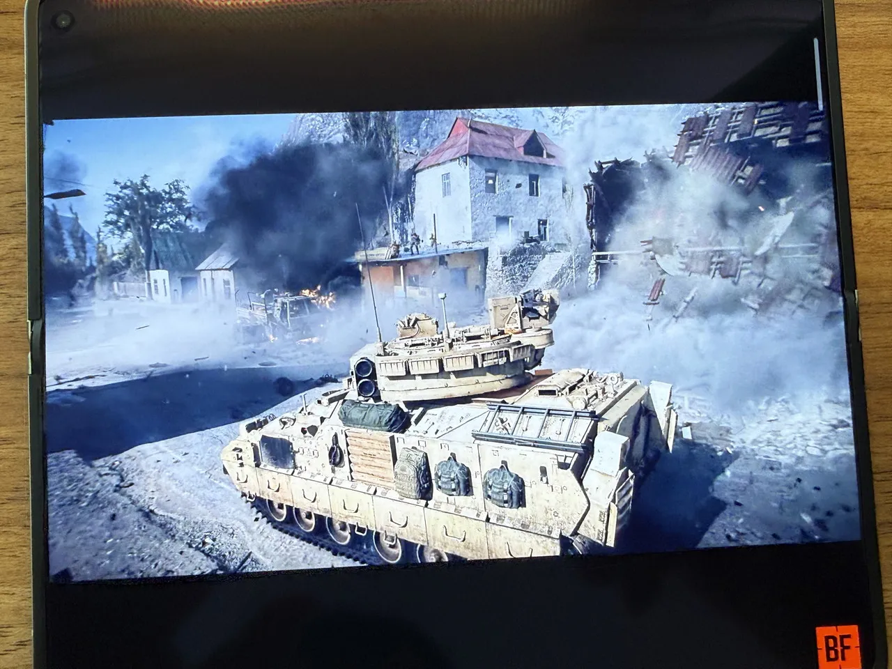 OPPO Find N6の内側ディスプレイでゲーム動画を再生している