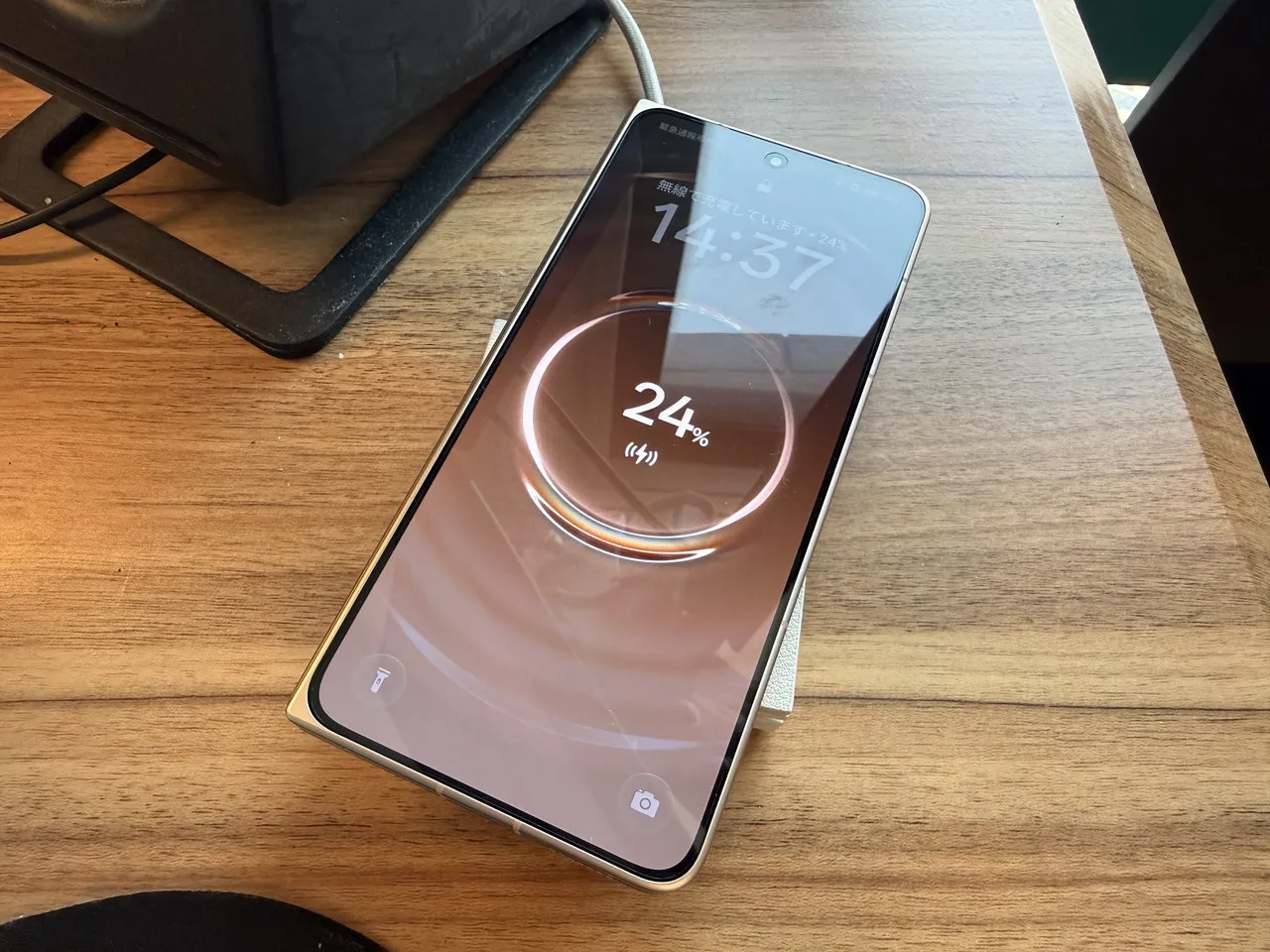 ワイヤレス充電中のOPPO Find N6