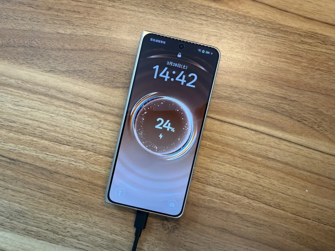有線充電中のOPPO Find N6