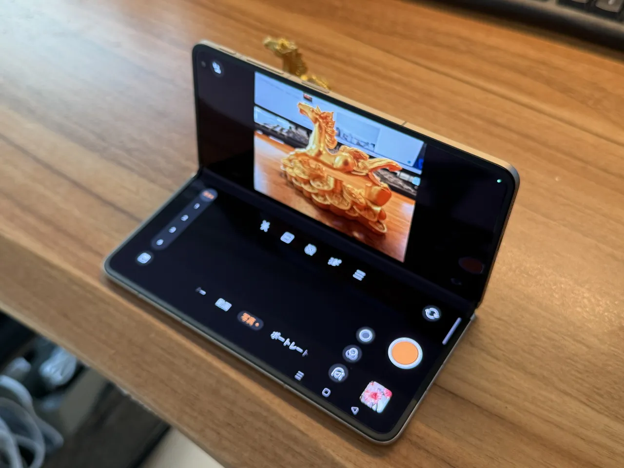 OPPO Find N6をフレックスモードで撮影している