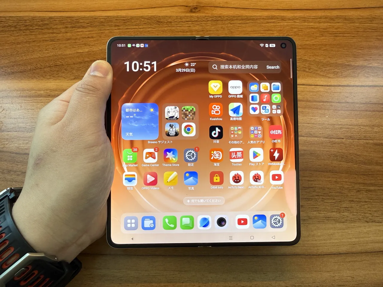 開いた状態のOPPO Find N6を手に持っている