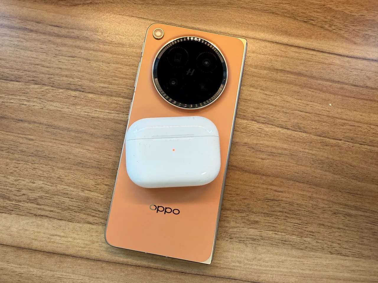 OPPO Find N6でイヤホンをリバースチャージしている