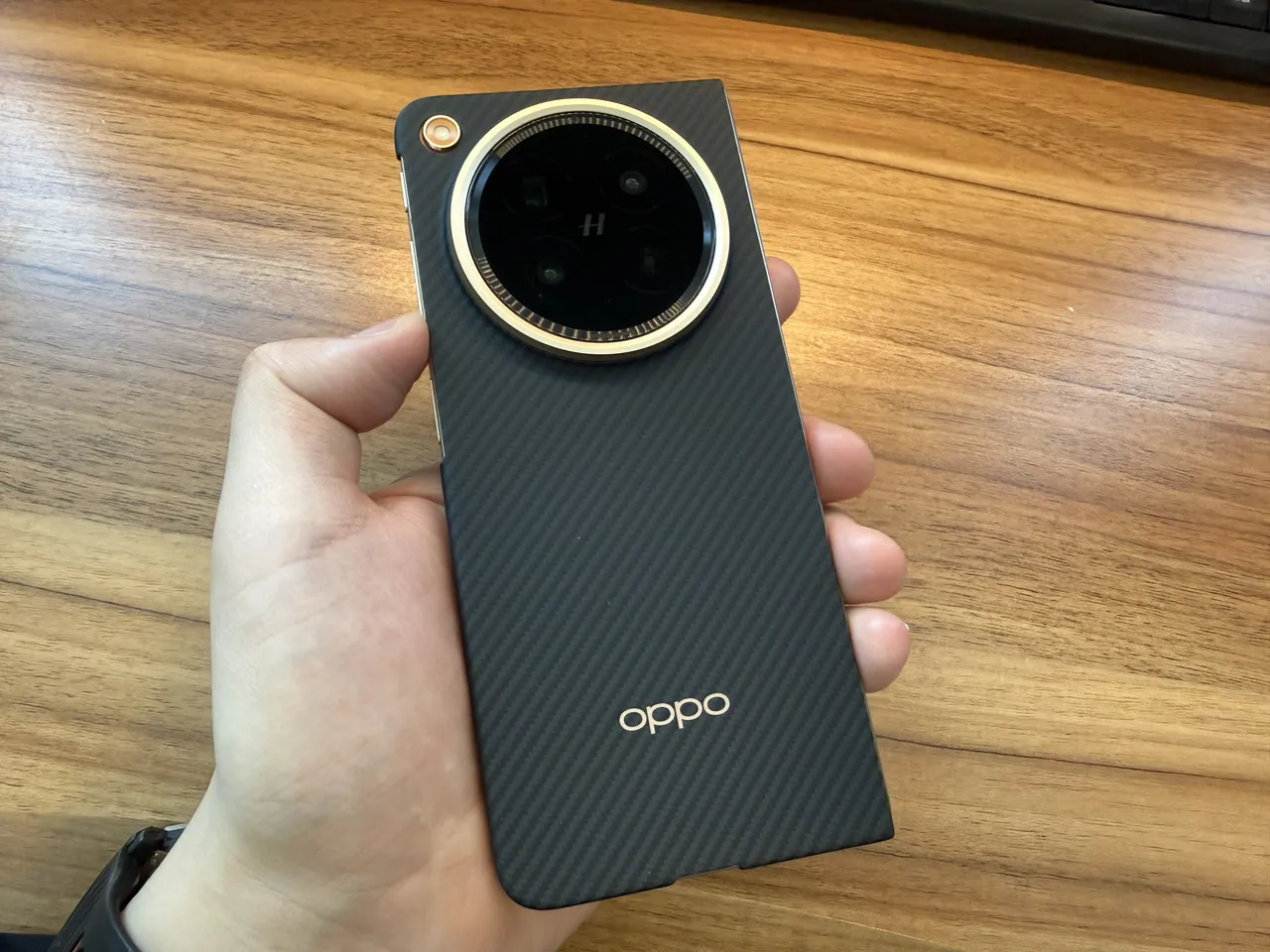 OPPO Find N6にケースを装着した