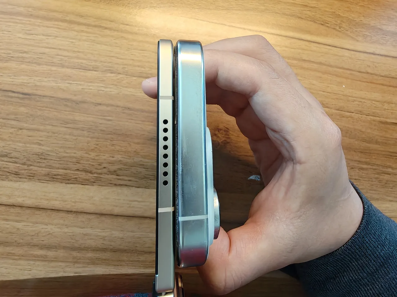 展開状態のOPPO Find N6とiPhone 16 Proを並べている