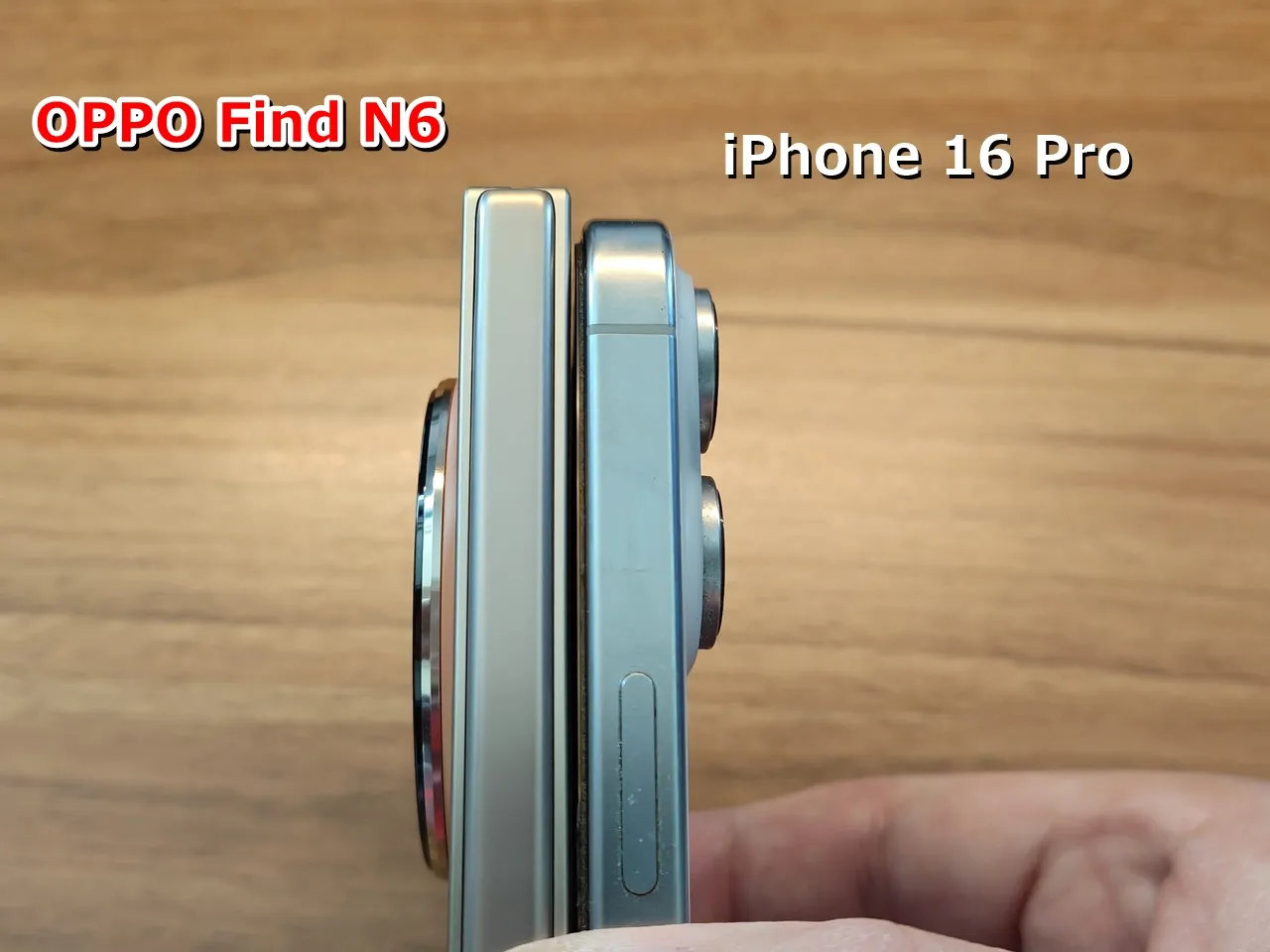 折りたたんだ状態のOPPO Find N6を、iPhone 16 Proと並べた