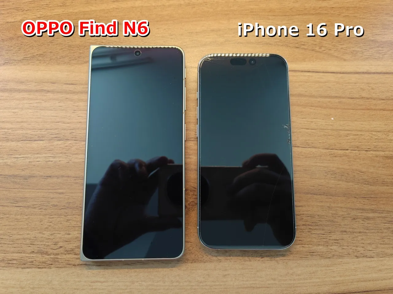 折りたたんだ状態のOPPO Find N6を、iPhone 16 Proと並べた