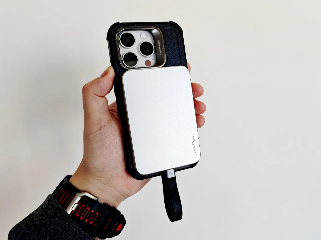 iPhoneの裏に装着されたORICO P10Plus