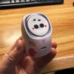 TORRAS Flasheye マルチ充電器を手に持っている