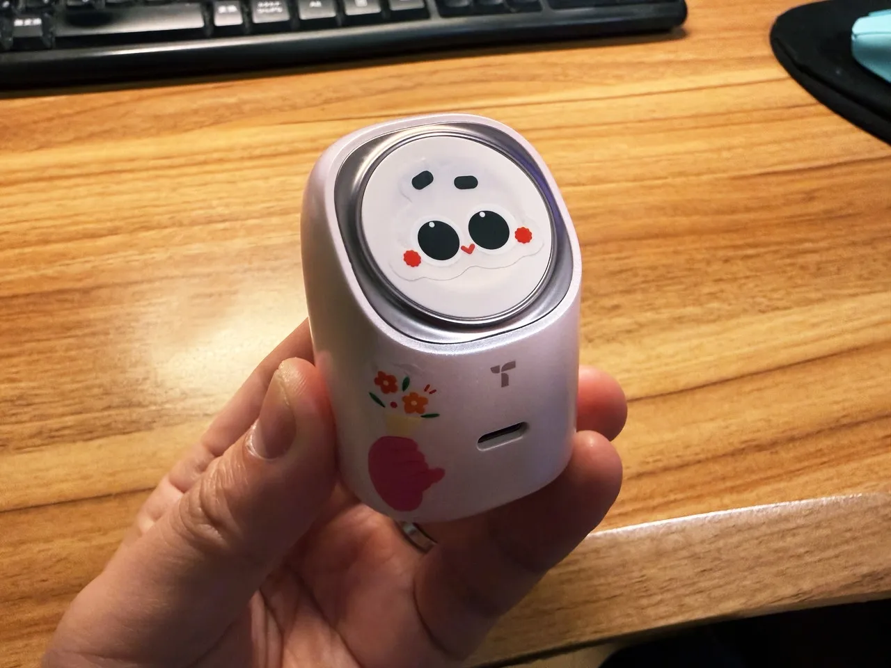 TORRAS Flasheye マルチ充電器を手に持っている