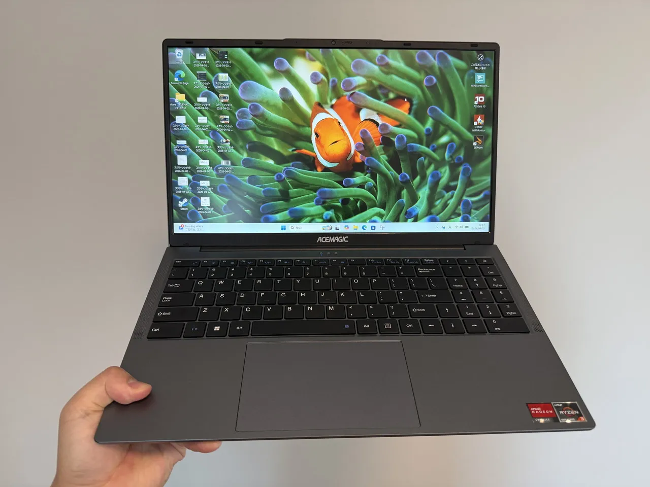 起動中のACEMAGIC LX15Pro 4300Uモデルを手に持っている