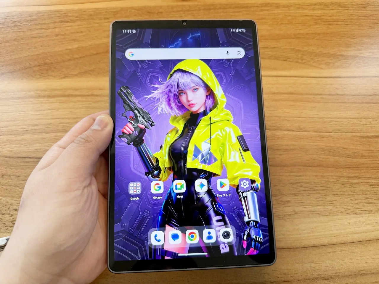 起動中のALLDOCUBE iPlay 80 mini Ultraを手に持っている