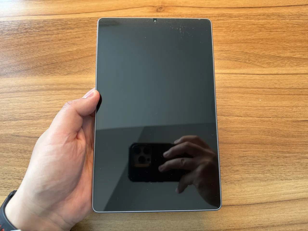 ALLDOCUBE iPlay 80 miniを手に持っている(正面)