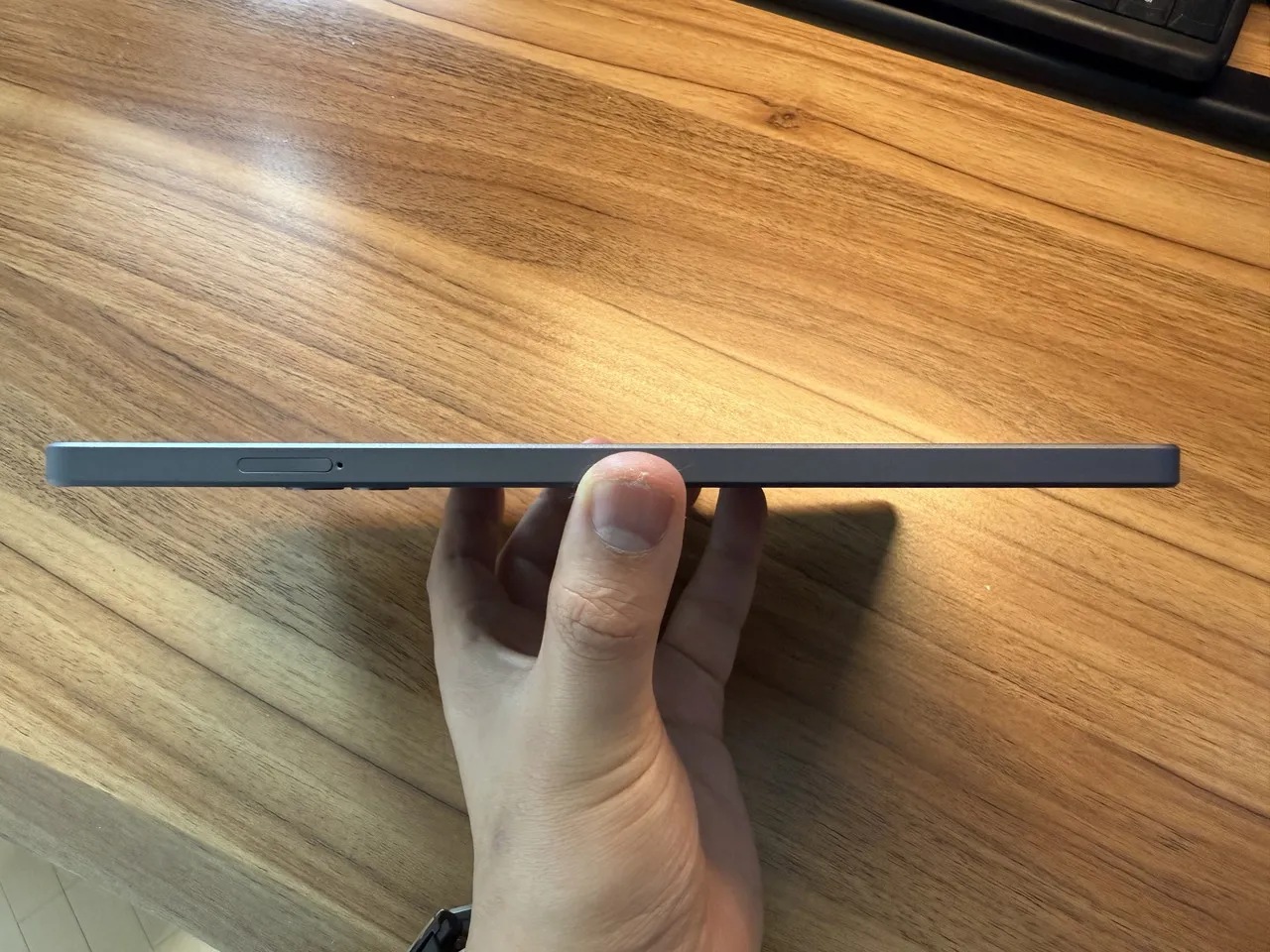 ALLDOCUBE iPlay 80 miniを手に持っている(側面)